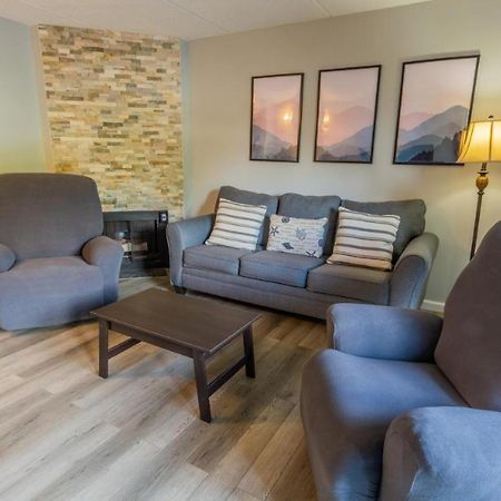 Family Bear Condos, Full King Suite, Kitchen, Pool Access Unit 103 Гатлинбург Экстерьер фото
