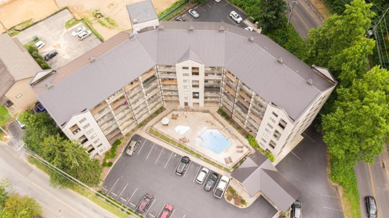 Family Bear Condos, Full King Suite, Kitchen, Pool Access Unit 103 Гатлинбург Экстерьер фото