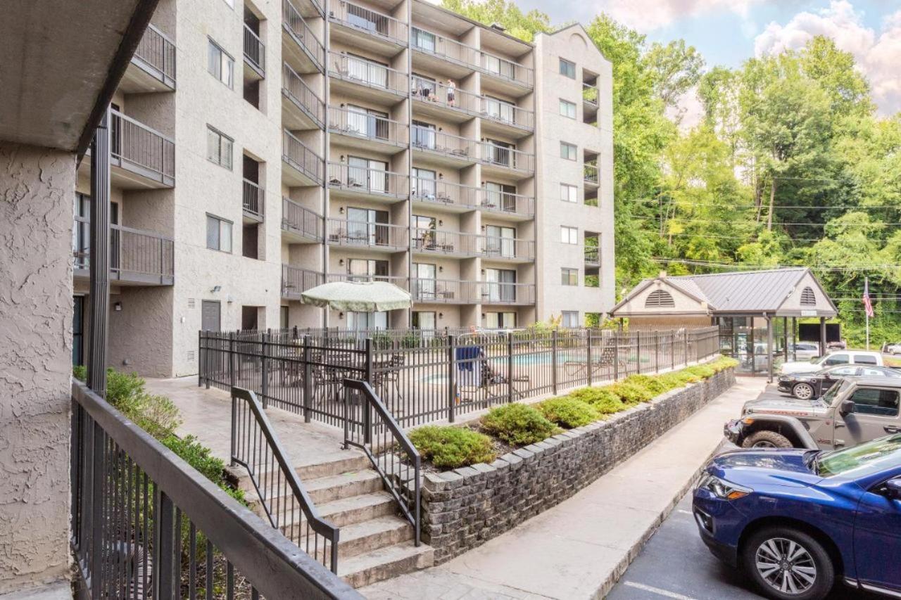 Family Bear Condos, Full King Suite, Kitchen, Pool Access Unit 103 Гатлинбург Экстерьер фото