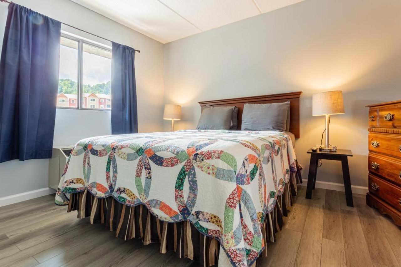 Family Bear Condos, Full King Suite, Kitchen, Pool Access Unit 103 Гатлинбург Экстерьер фото
