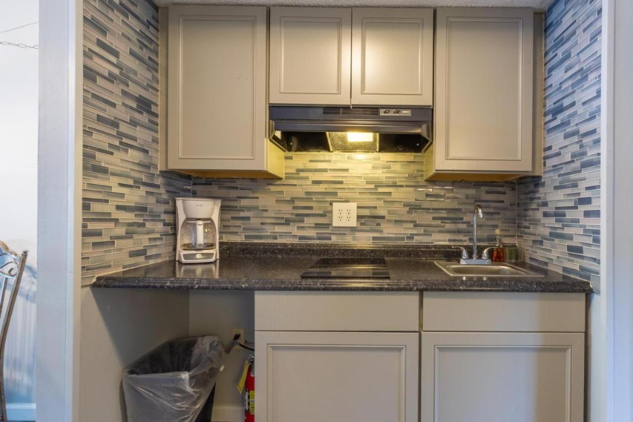 Family Bear Condos, Full King Suite, Kitchen, Pool Access Unit 103 Гатлинбург Экстерьер фото